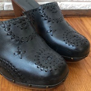 Beautiful navy clog/mules